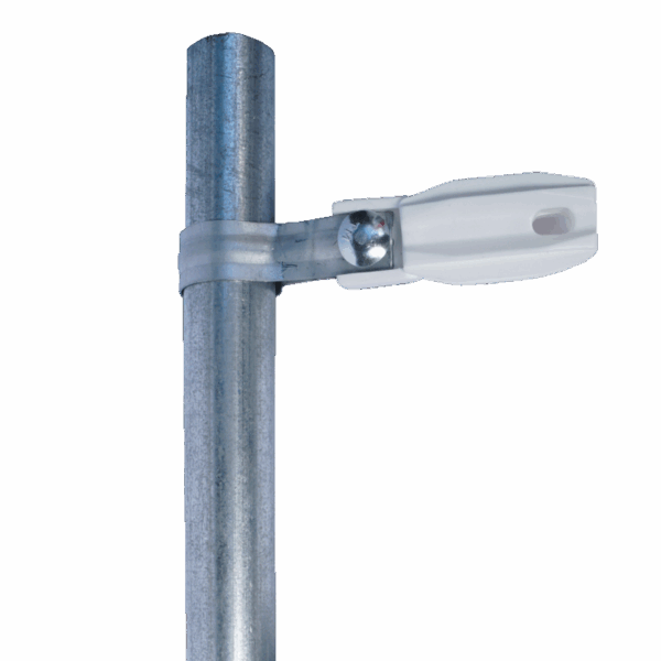 Aislador de paso o esquina de color Blanco con abrazadera incluida de 33-38mm para uso en tubería de malla ciclónica.